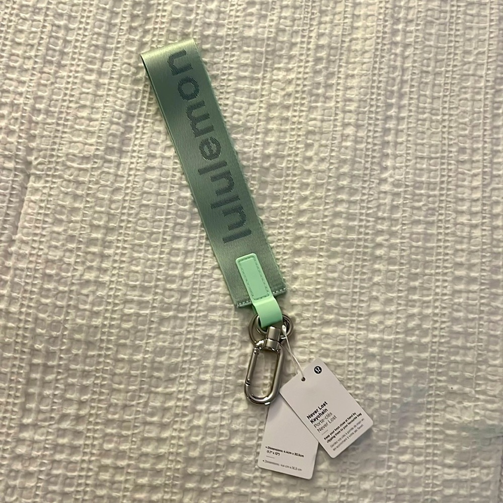 🩵Lululemon mint moment/pitch blue never lost keychain!!!!! NWT!! My fav color🩵